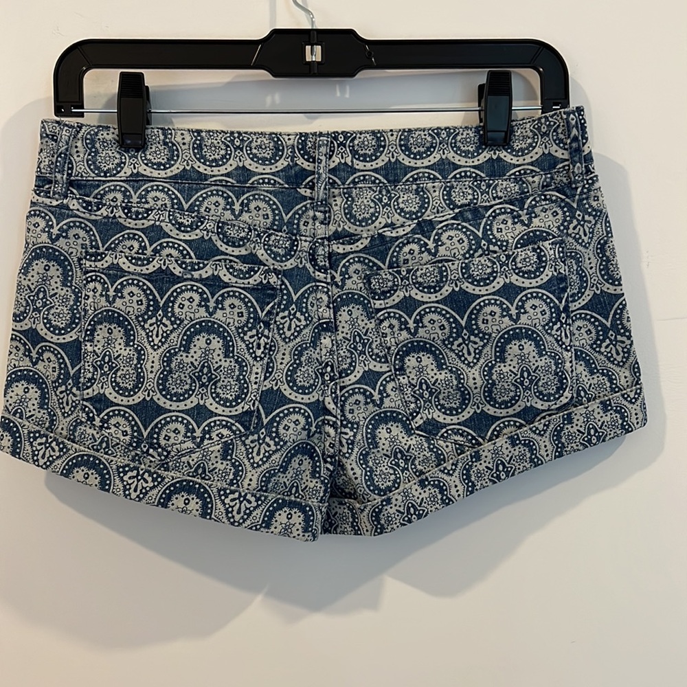 Forever 21 Cuffed Pattern Denim Short. Size 27 - Picture 2 of 7